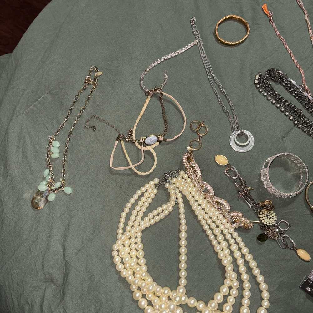 Elegant Pearl and Gold Necklace Set